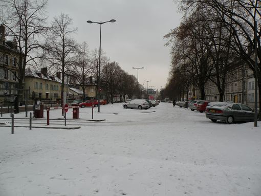  parking de l'avenue des Sapins sous la neige